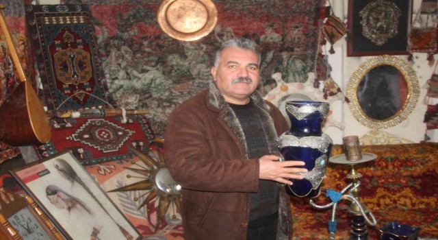 17 yılda biriktirdiği antika eşyalarına gözü gibi bakıyor