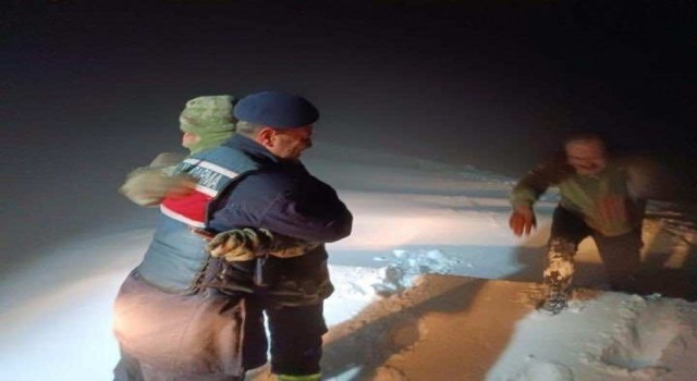 2 bin 180 rakımda karda mahsur kalan bakım ekibi kurtarıldı