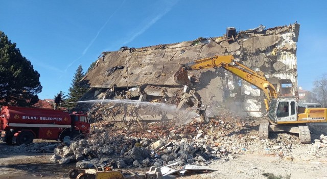 40 yıldır hizmet veren hükümet konağı böyle yıkıldı