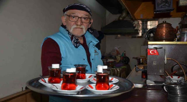53 yıldır çay kazanının başında