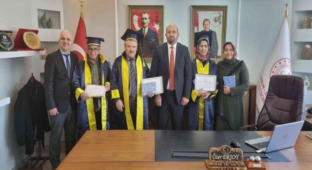 72 yaşında lise mezunu oldu
