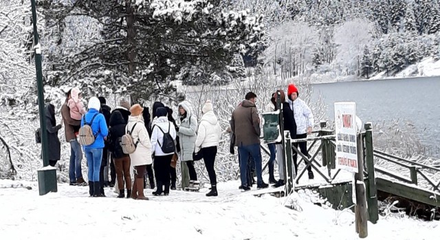 Abant karla şenlendi, doğaseverlerin akınına uğradı