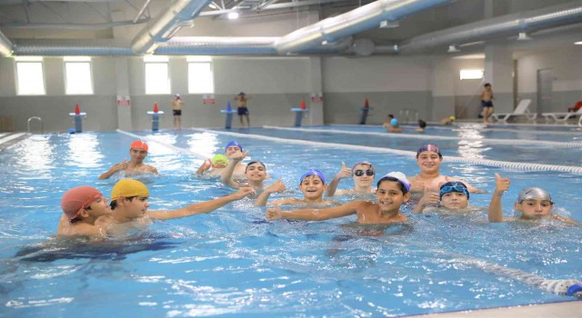 Adana Yüreğirde 4 mevsim yüzme keyfi