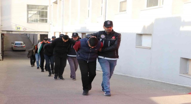 Adanada 87 kilo esrar yakalatan 6 zanlı tutuklandı
