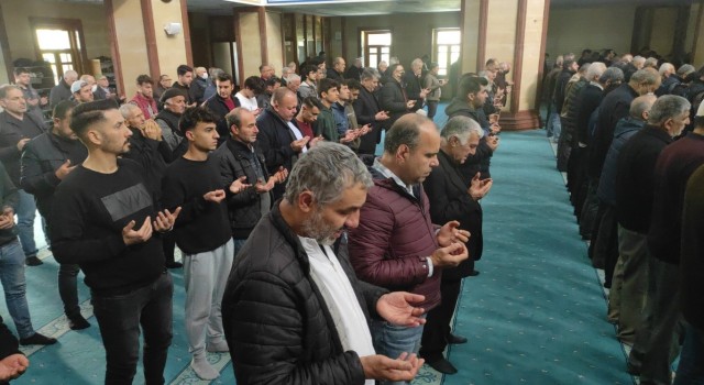 Adanada eller semaya açıldı, yağmur için dua edildi
