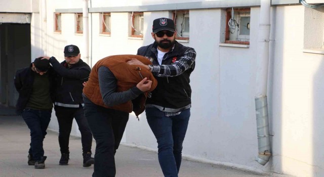 Adanada iki torbacı tutuklandı