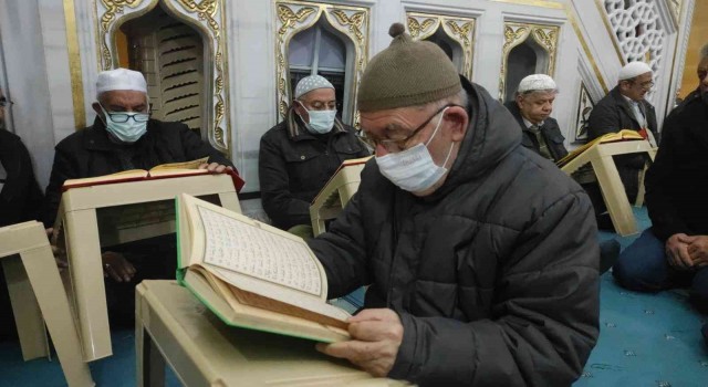 Adanada sabah namazında kubbeler Kuran sesiyle inledi