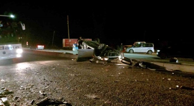 Adanada yolcu minibüsü ile otomobil çarpıştı: 13 yaralı
