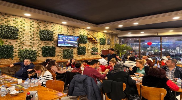 Adanalılar, 2022yi kebap yiyerek uğurladı