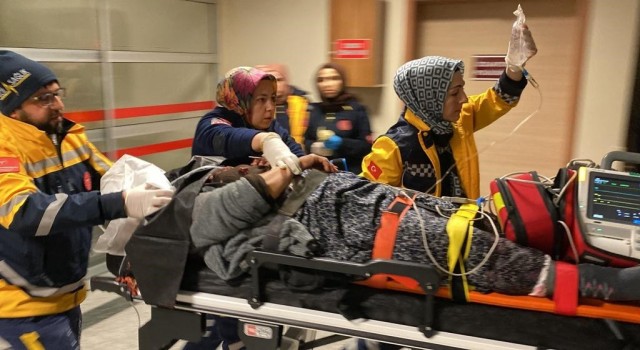 Adıyamanda iki otomobil çarpıştı: 8 yaralı