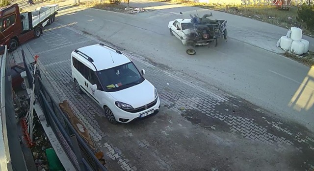 Afyonkarahisarda feci kaza anbean güvenlik kameralarına yansıdı