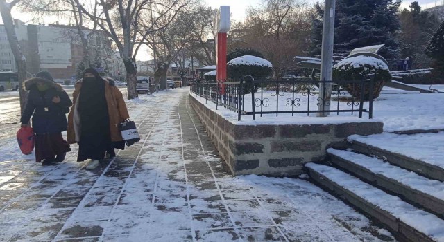 Afyonkarahisarda kar yağışı etkisini gösterdi