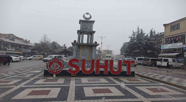 Afyonkarahisarın o ilçesinde kar yağışı etkili oldu