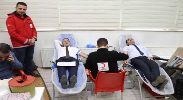 Ağrı Tarım ve Orman Müdürü Engin Kızılaya kan bağışında bulundu
