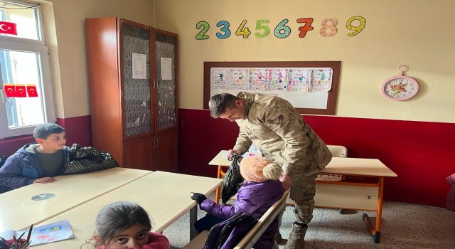 Ağrıda jandarma köy çocuklarını sevindirmeye devam ediyor