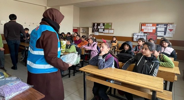 Ağrıda minik eller üşümeyecek