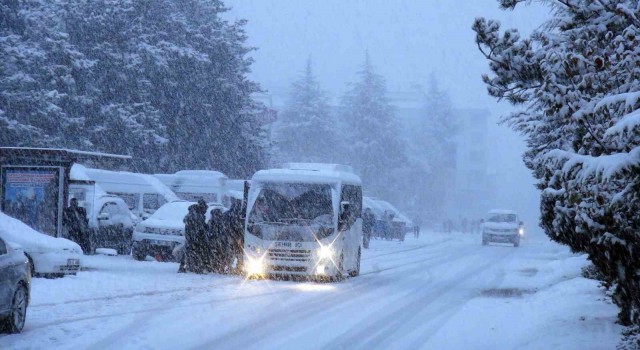 Ahlatta yoğun kar yağışı, tüm köy yolları ulaşıma kapandı