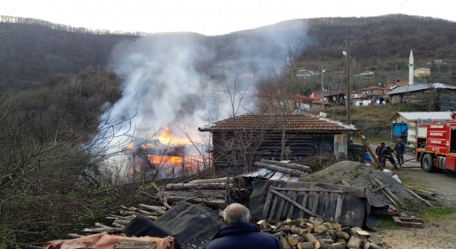 Ahşap evde yangın çıktı, 3 kişinin yaşadığı ev kül oldu