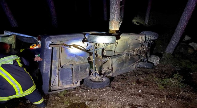 Aileyi taşıyan otomobil şarampole yuvarlandı; 1i ağır 3 yaralı