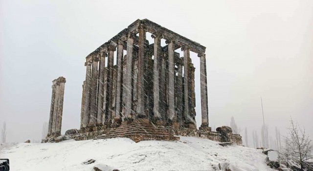 Aizanoi Antik Kenti beyaza büründü