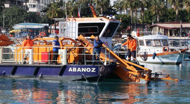 Akdenizin iki noktasından 20 kamyon çöp çıktı