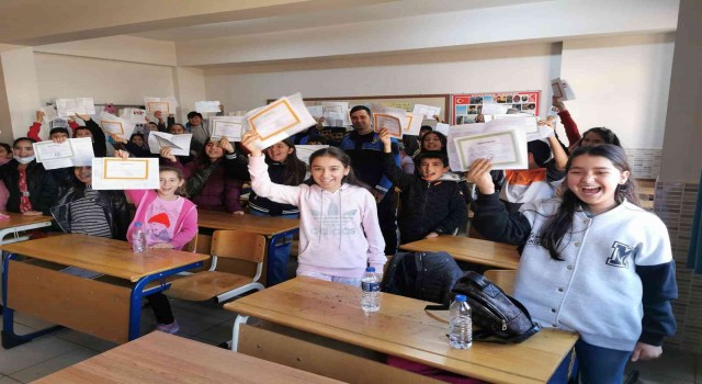 Aksarayda 91 bin 745 öğrenci yarıyıl karnesini aldı