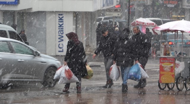 Aksarayda şehir merkezine yılın ilk karı yağdı