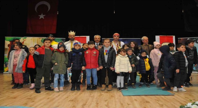 Akşehirde çocuklar tiyatroyla buluştu