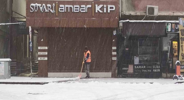Akşehirde ekiplerden kar seferberliği