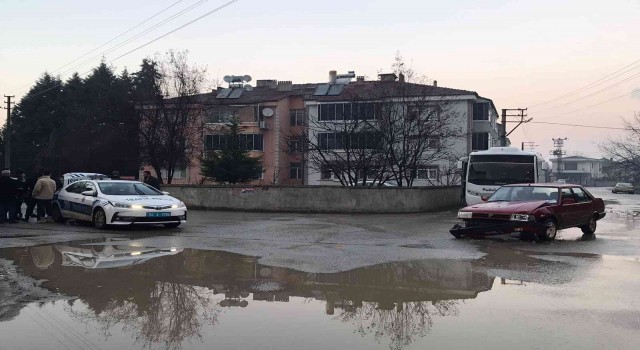 Akyazıda iki otomobil çarpıştı: 1 yaralı