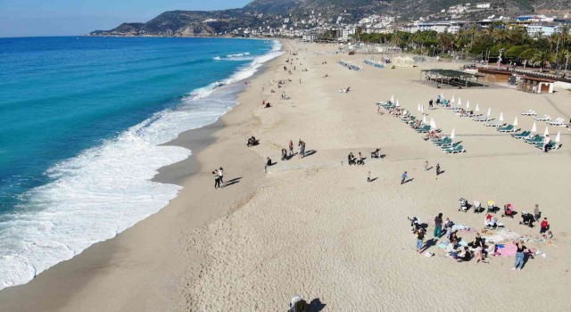 Alanyada Ocak ayının güneşli havasında deniz keyfi yaşadılar