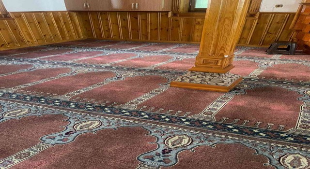 Alaplı Merkez Cami 20 yıllık halıları değişiyor