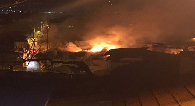 Alaşehirdeki ev yangını korkuttu