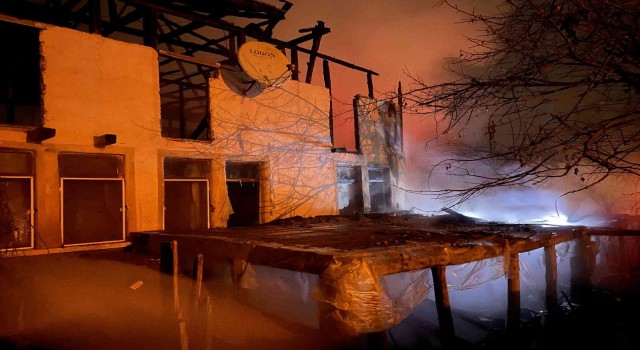 Alevlere teslim olan ev ve kümes küle döndü, 45 küçükbaş hayvan telef oldu
