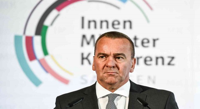 Almanyada 2013ten beri ilk erkek Savunma Bakanı