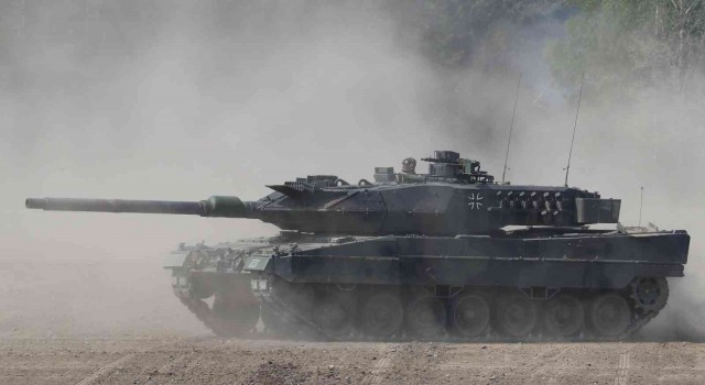 Almanya'dan Leopard tanklarının Ukrayna'ya gönderilmesine onay