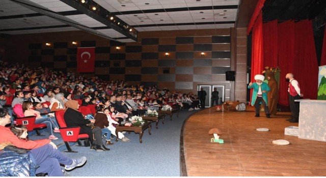 Amasya Belediyesinden karne hediyesi tiyatro