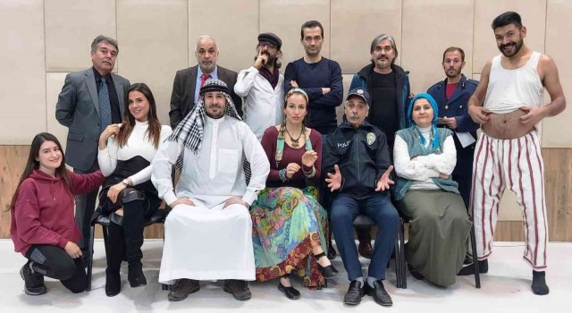 Amatör tiyatro topluluğu Al Gözüm Seyreyleyi sahneliyor