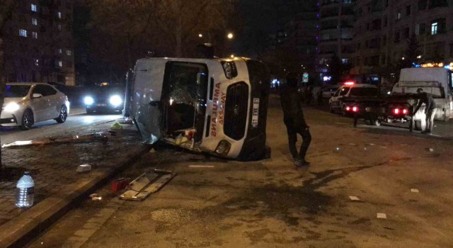 Ambulans ile otomobil çarpıştı: 3ü sağlık görevlisi 4 yaralı