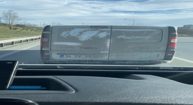 Ambulansa yol vermeyen sürücü kamerada