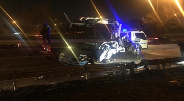 Ankarada otomobil beton bariyerlere çarptı: 1 ölü, 1 yaralı