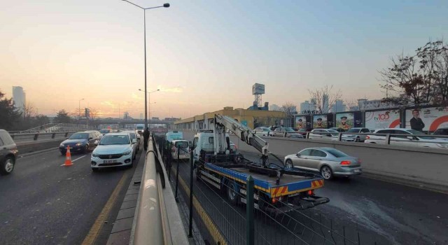 Ankarada refüje çarpan otomobile başka bir araç çarptı: 1 ölü, 1 yaralı