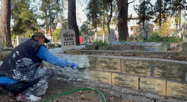 Anne ve ağabeyinin mezarının bulunduğu kabristanda gönüllü temizlik yapıyor