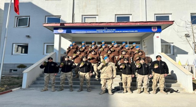 Annelerin el örmesi çorapları Mehmetçike ulaştırıldı