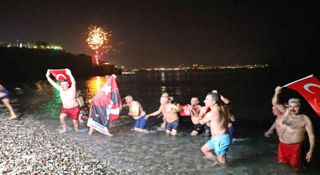 Antalyada 2023ü denize girerek karşıladılar