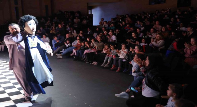 Antalyada çocuklar tiyatro dolu bir tatil geçiriyor