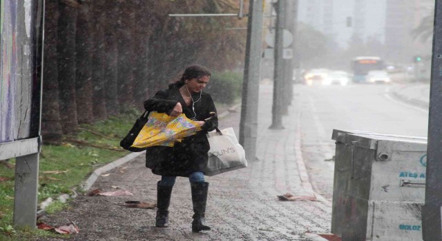 Antalyada dalgalar falezleri dövdü, denizin rengi değişti
