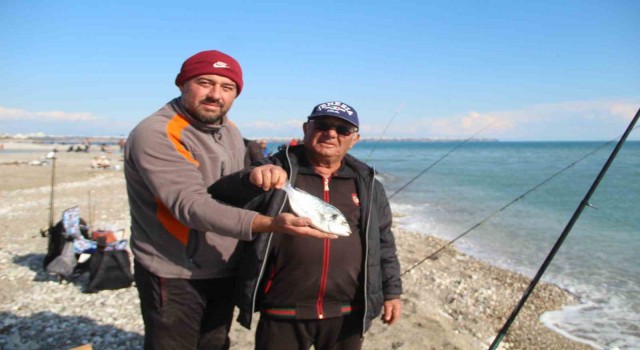 Antalyada fırtına balık üretim çiftliğini vurdu, oltasını alan sahile koştu