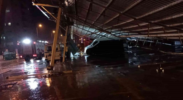 Antalyada kapalı pazar yerinin çatısı fırtına nedeniyle çöktü