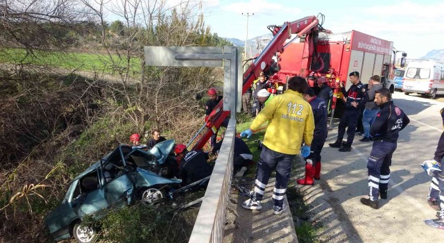 Antalyada köprü demirine çarpan otomobilde can pazarı